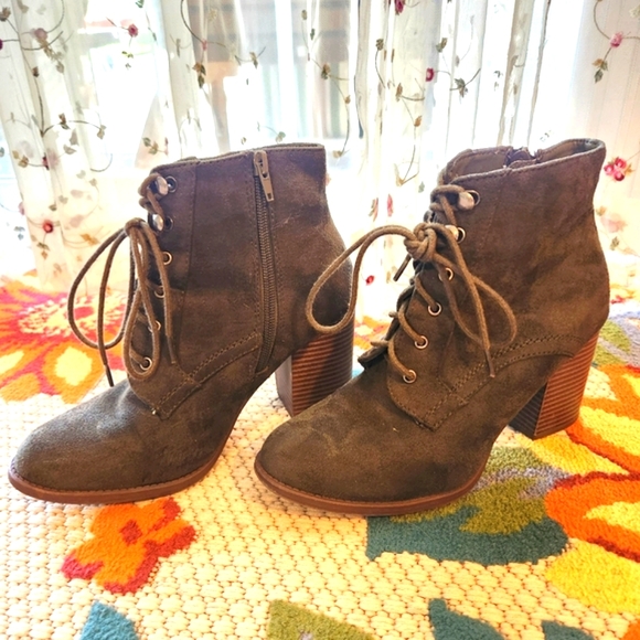 Olive Green Lace-Up Ankle Boots With Side Zipper S 7 Excellent Condition - Picture 1 of 6
